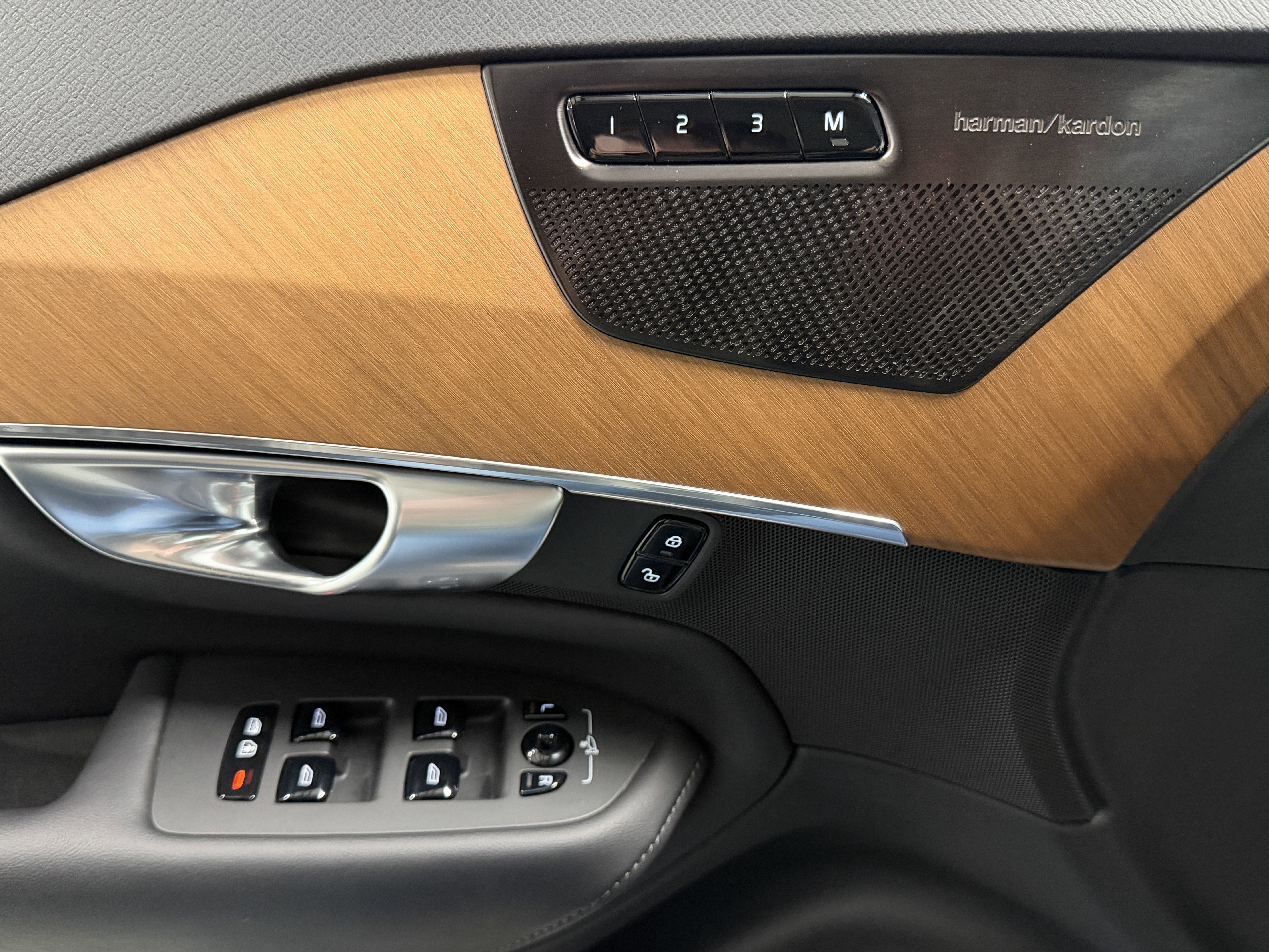 Used 2024 Volvo XC90 T8 Plus w/ Protection Package image 21