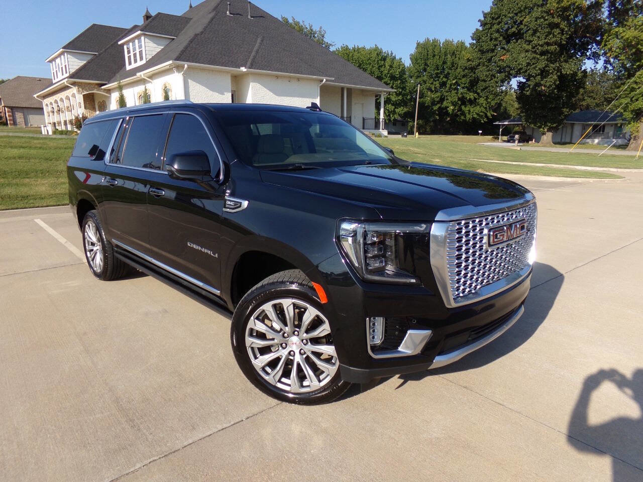 Used 2021 GMC Yukon XL Denali w/ Denali Premium Package image 3