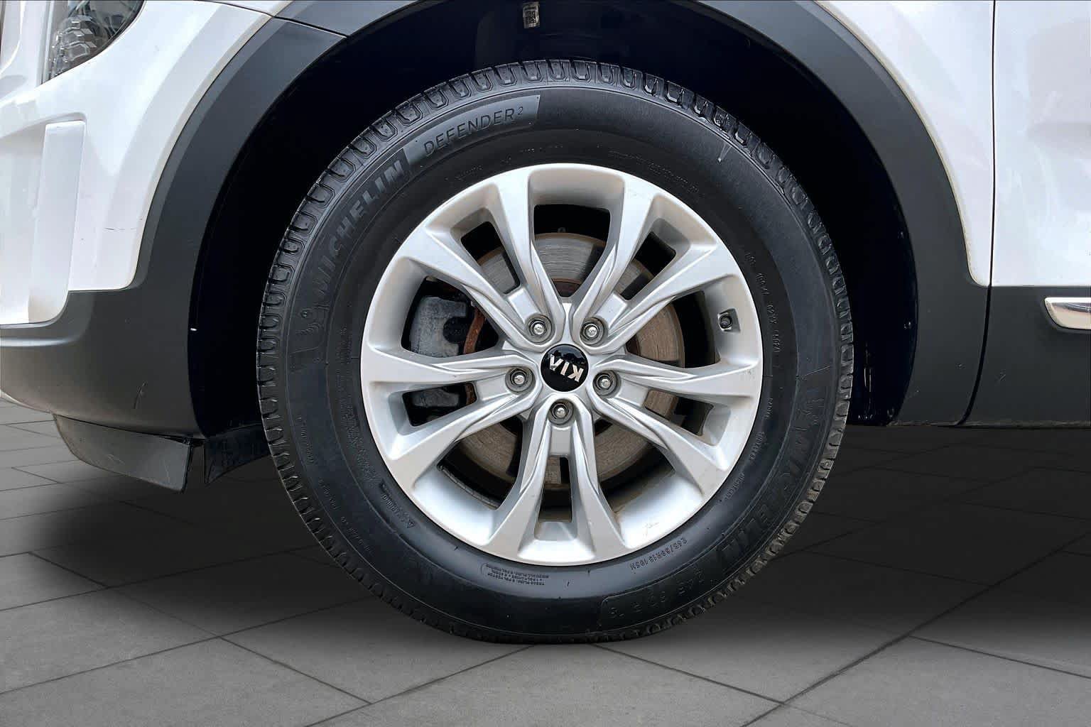 Used 2021 Kia Telluride LX FWD image 11