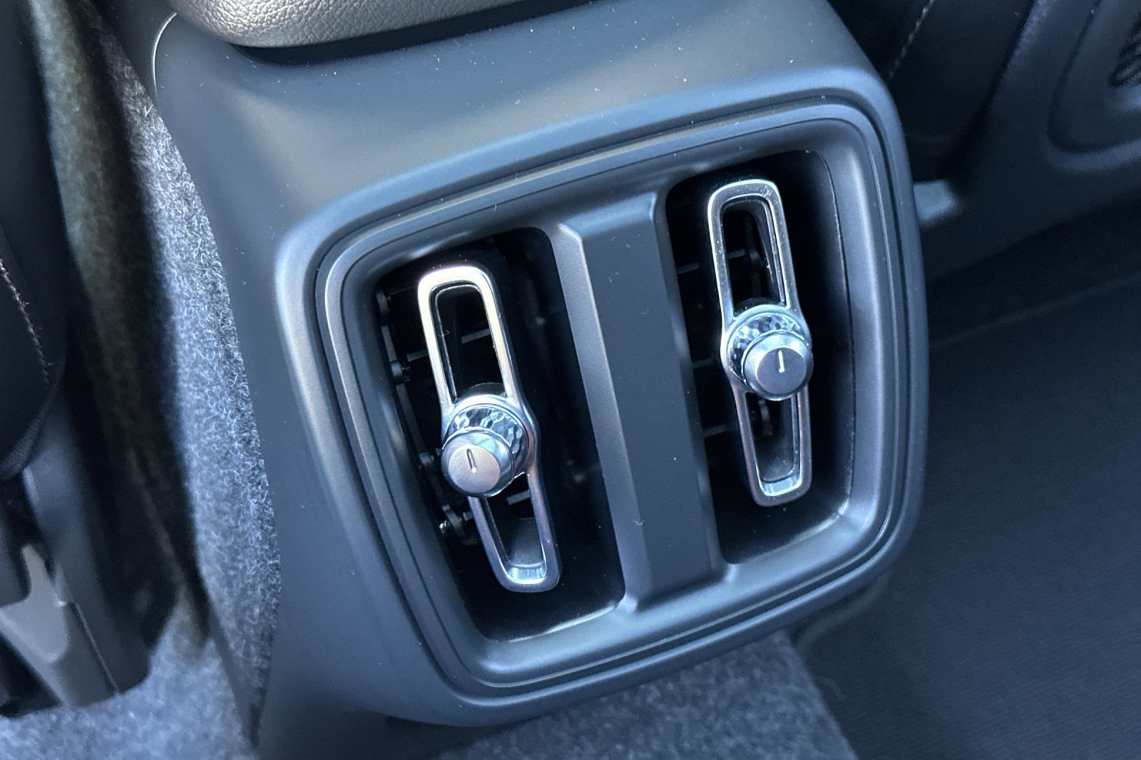 Certified 2025 Volvo XC40 B5 Core w/ Protection Package Premier image 14