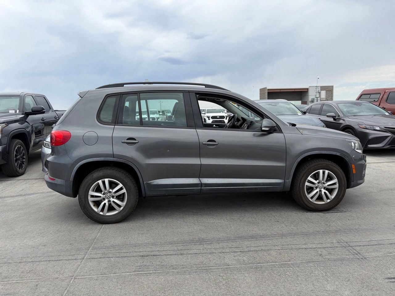 Used 2016 Volkswagen Tiguan S FWD image 3
