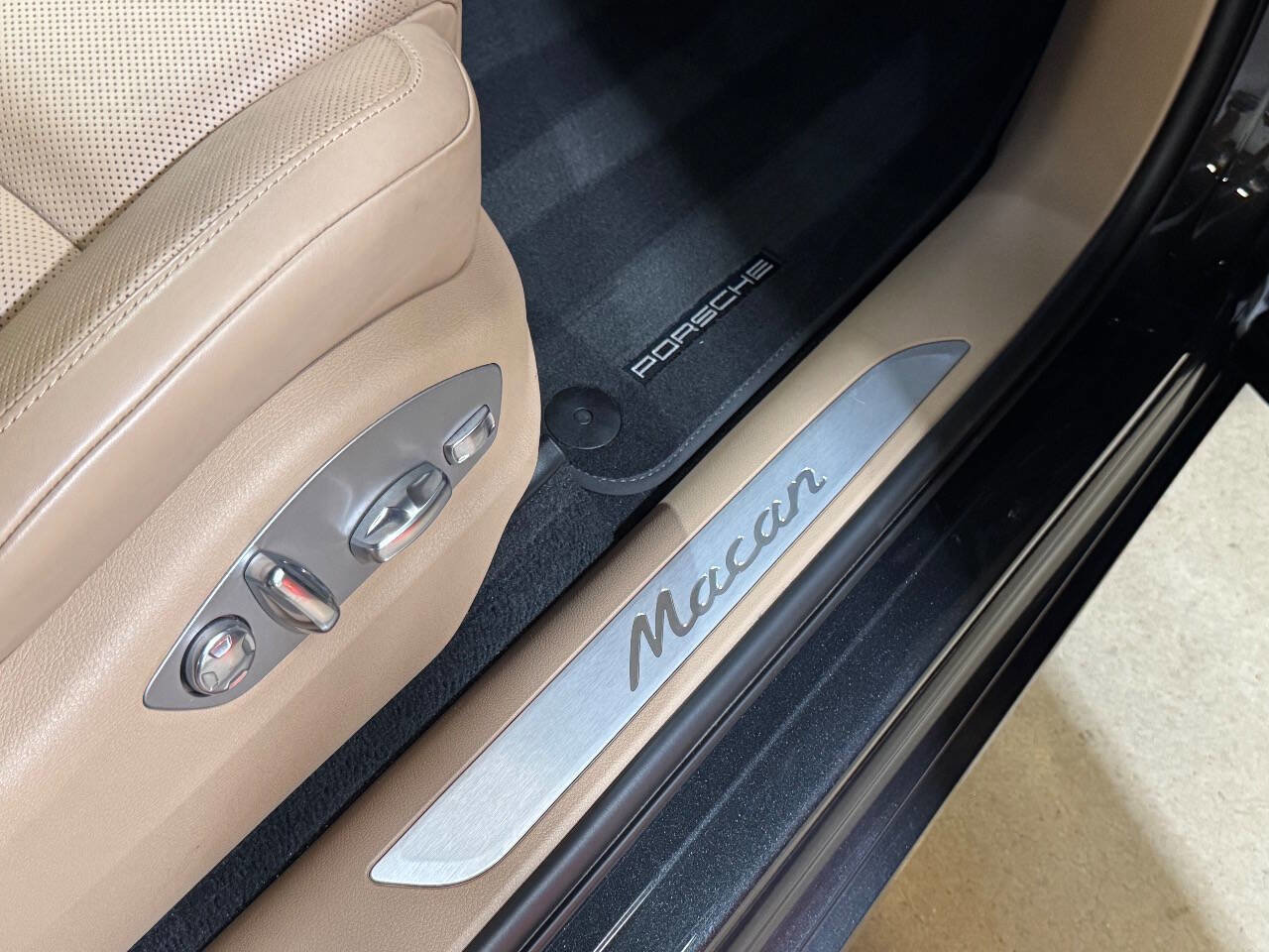 Used 2024 Porsche Macan w/ Premium Plus Package image 50