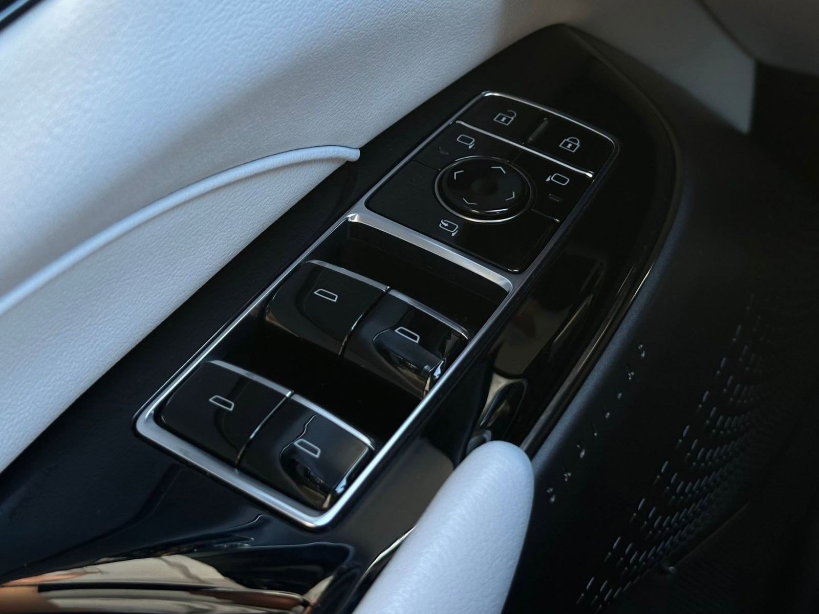 Certified 2024 Cadillac Lyriq Luxury image 23