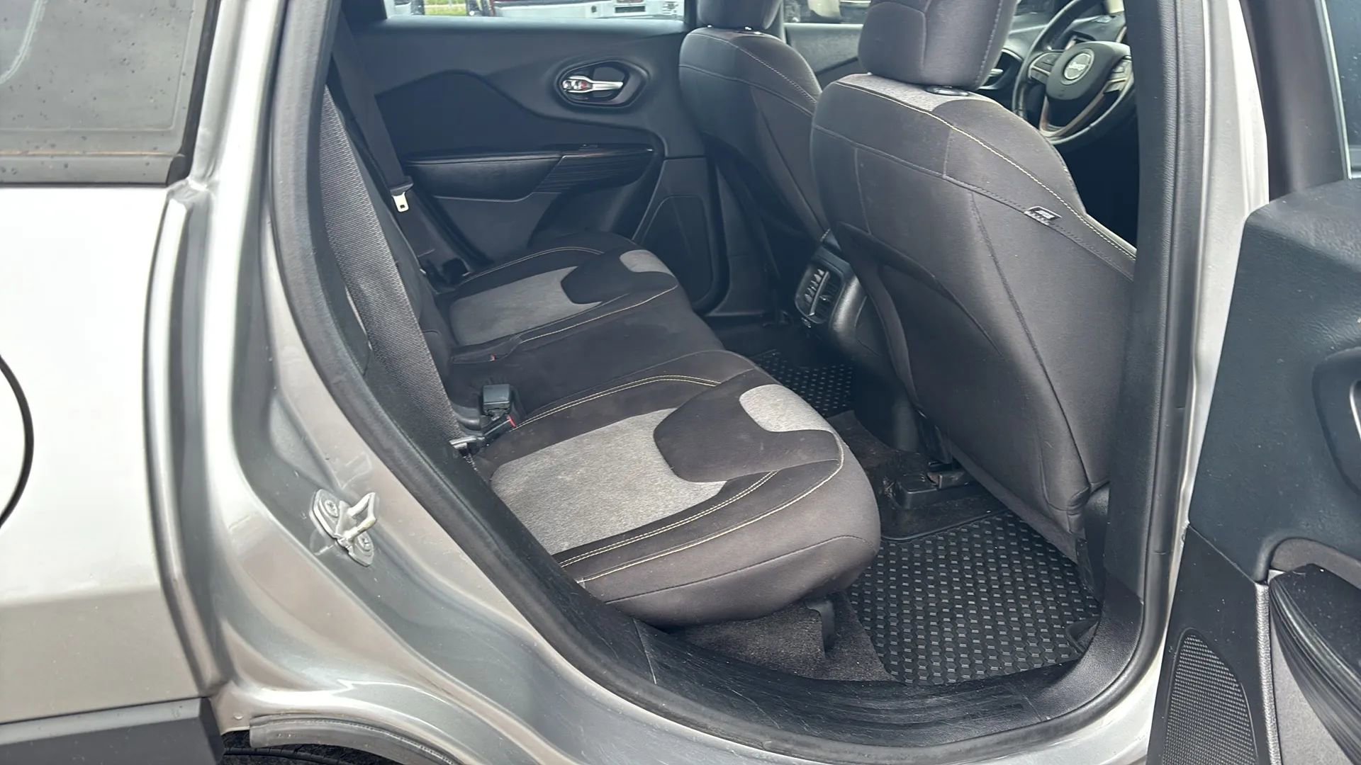 Used 2015 Jeep Cherokee Sport w/ Cold Weather Group FWD image 14