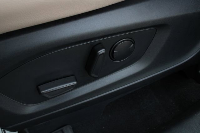 Used 2023 Ford Explorer Limited w/ Limited Technology Package image 3