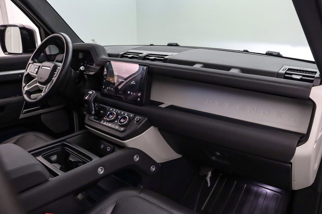 Used 2023 Land Rover Defender 130 SE image 28