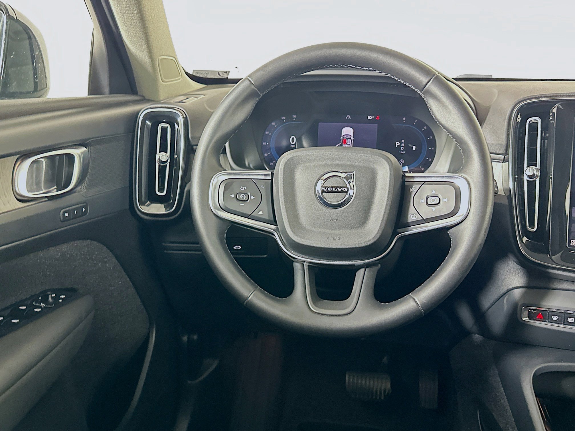 Used 2025 Volvo XC40 B5 Plus image 18