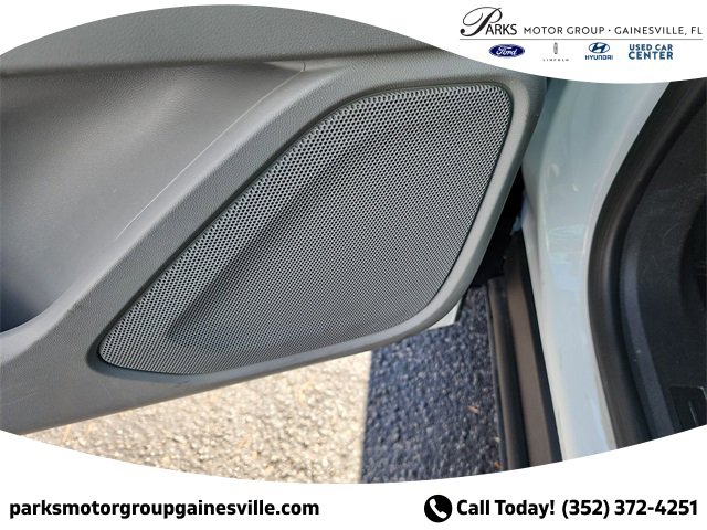 Used 2023 GMC Terrain SLT image 17