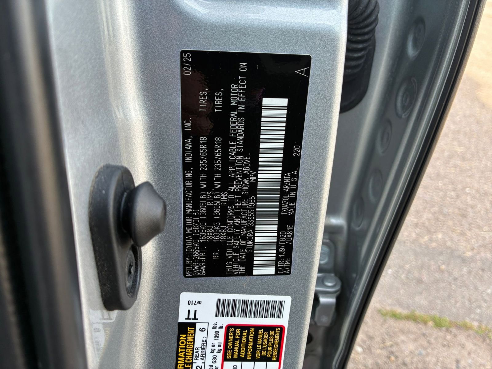 Used 2025 Toyota Highlander LE FWD image 31