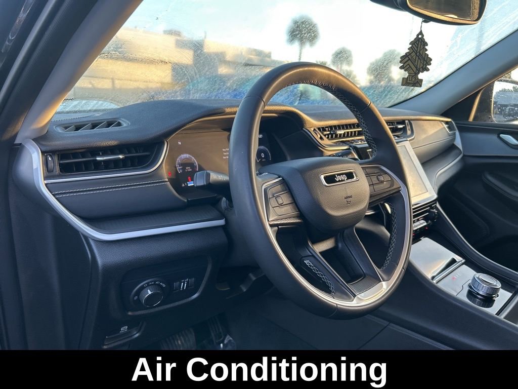 Used 2023 Jeep Grand Cherokee L Laredo image 11