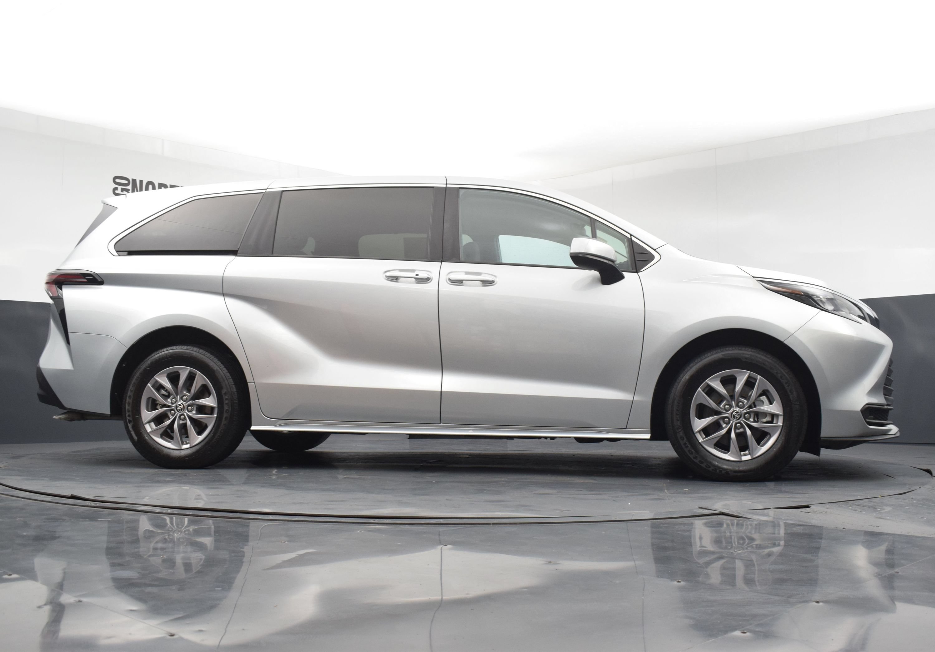 Used 2025 Toyota Sienna LE FWD image 29
