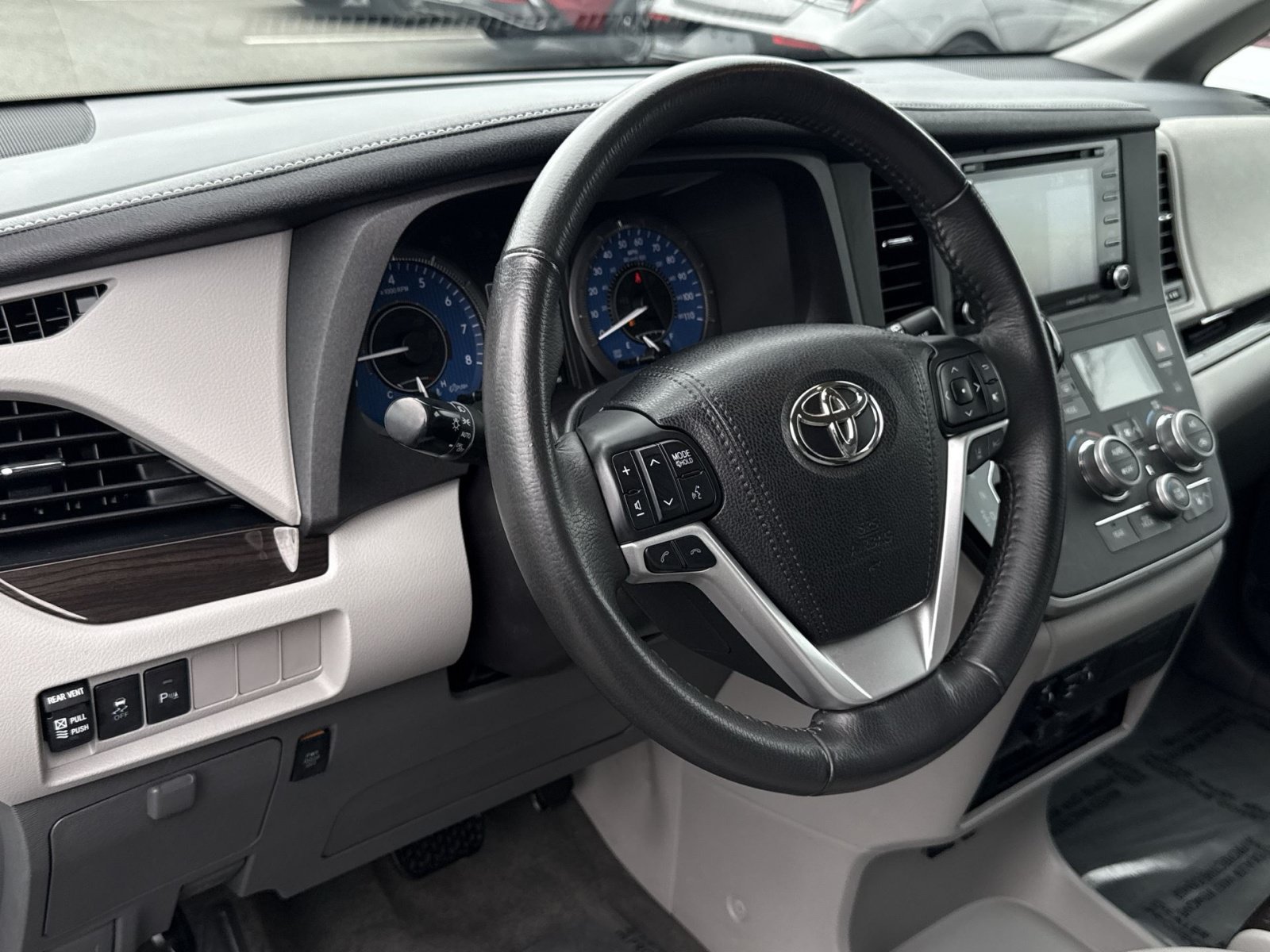 Used 2018 Toyota Sienna XLE Premium AWD/4WD image 16