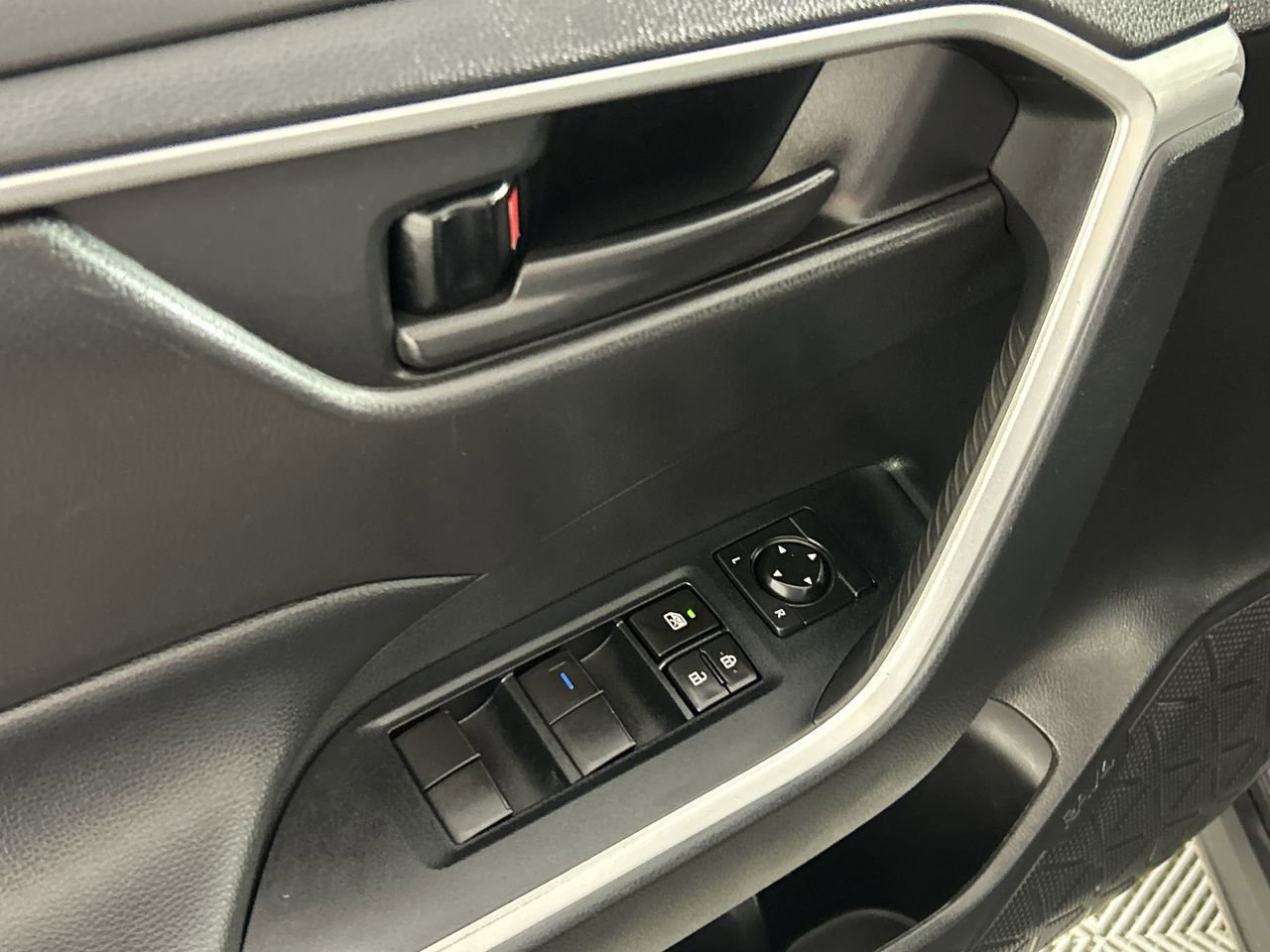 Used 2021 Toyota RAV4 LE image 18