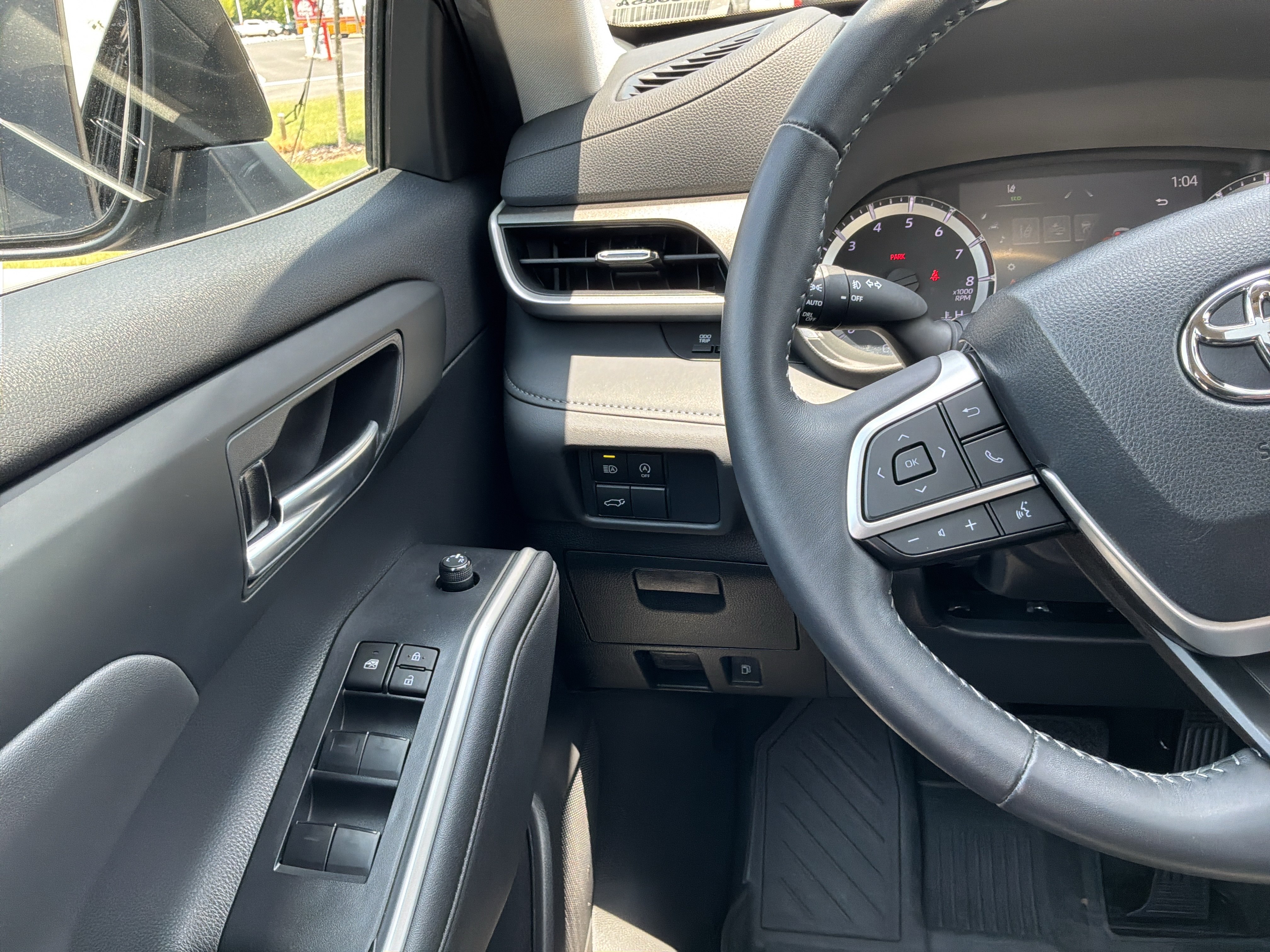 Used 2023 Toyota Highlander XLE FWD image 19