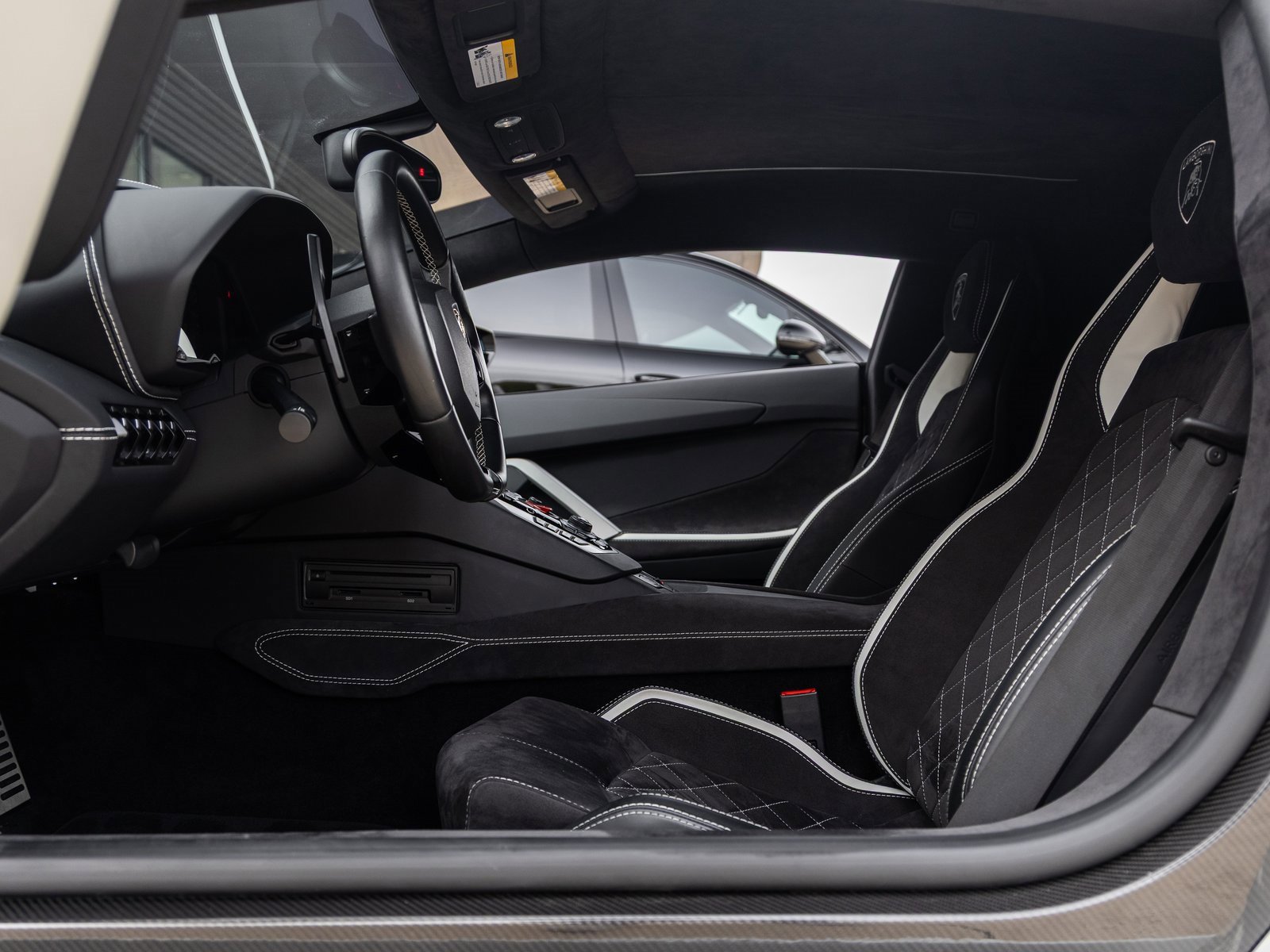 Used 2018 Lamborghini Aventador S image 29