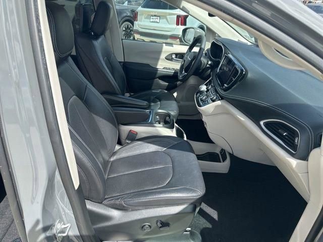 Used 2022 Chrysler Pacifica Touring-L w/ Uconnect Theater Family Group image 42