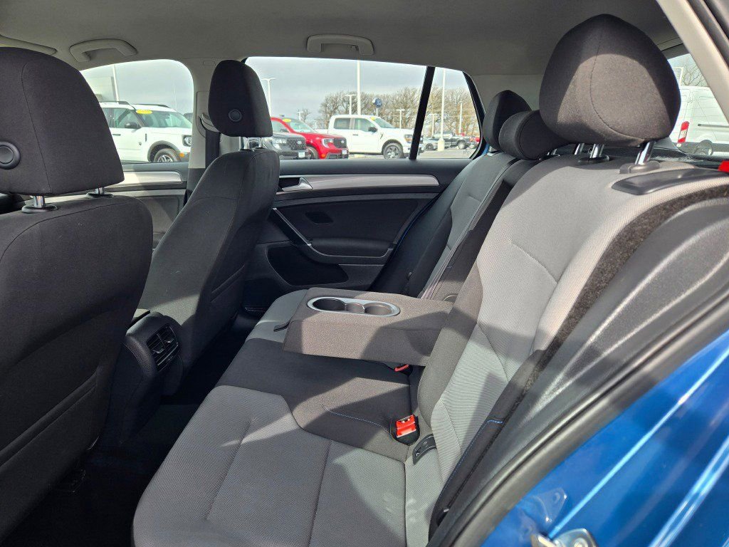 Used 2016 Volkswagen e-Golf SE w/ DC Fast Charging Package image 18