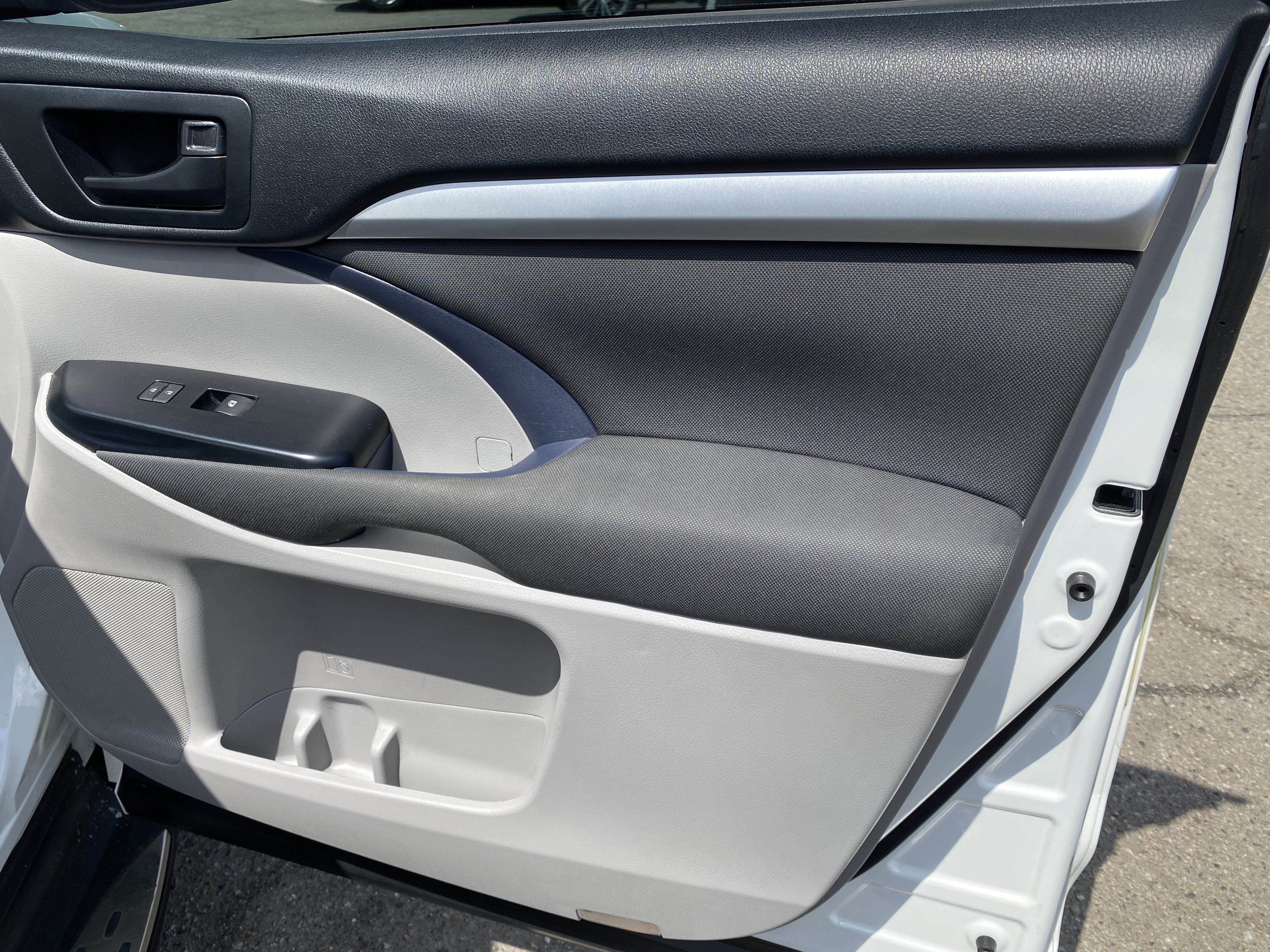 Used 2018 Toyota Highlander LE FWD image 25