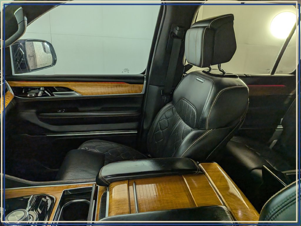 Used 2023 Jeep Grand Wagoneer Series III AWD/4WD image 31