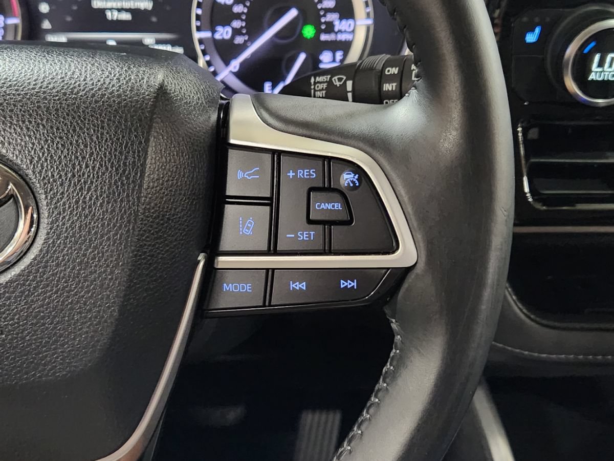 Used 2022 Toyota Highlander XLE FWD image 51