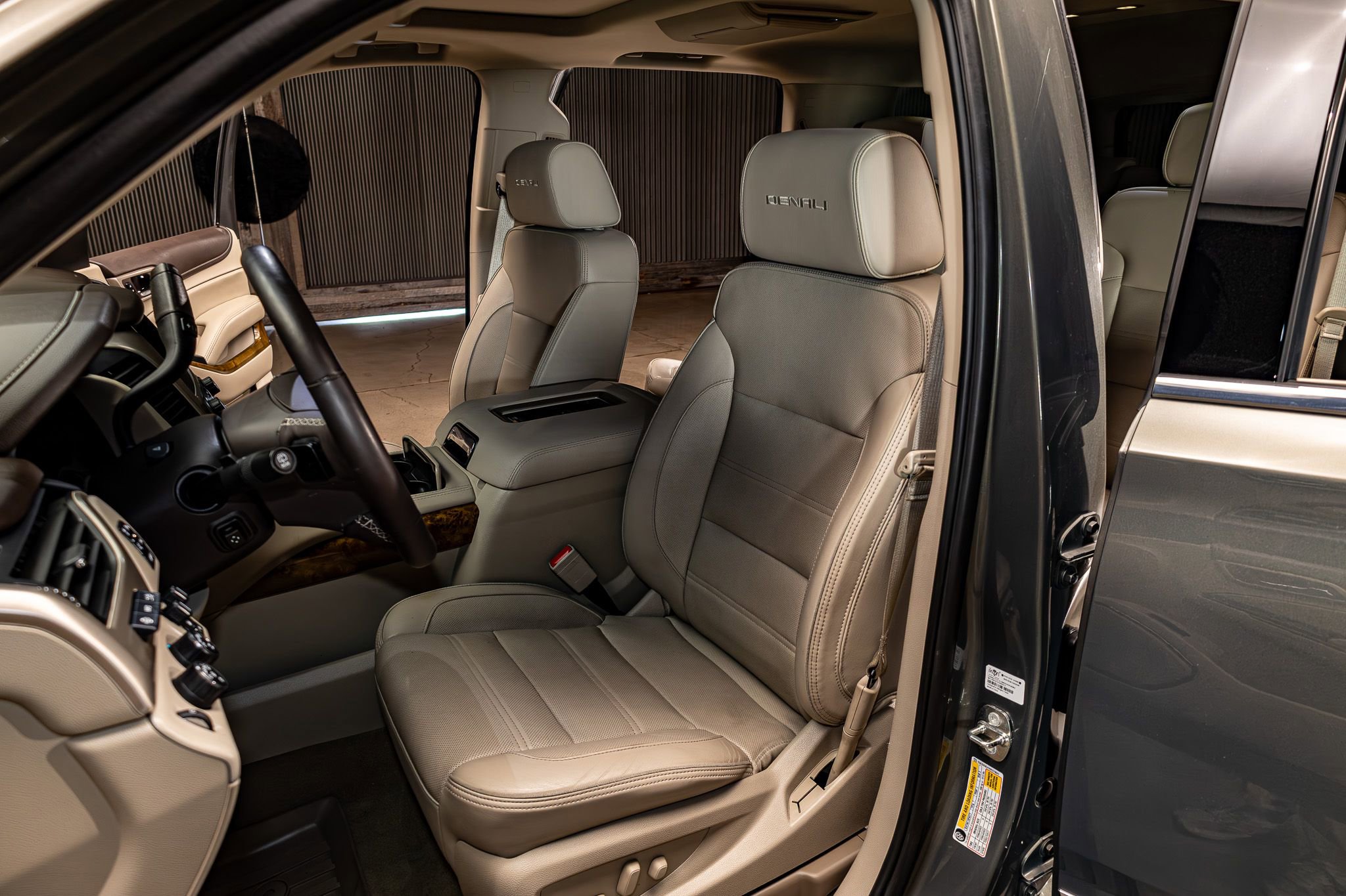 Used 2017 GMC Yukon Denali w/ Open Road Package AWD/4WD image 19