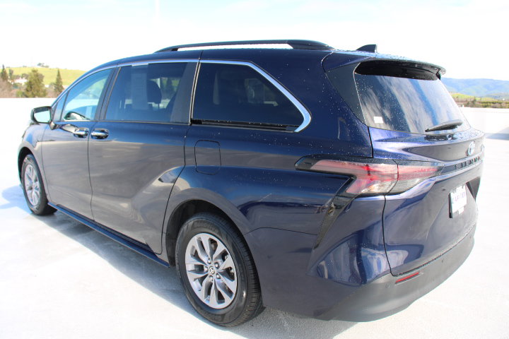 Certified 2024 Toyota Sienna XLE image 5