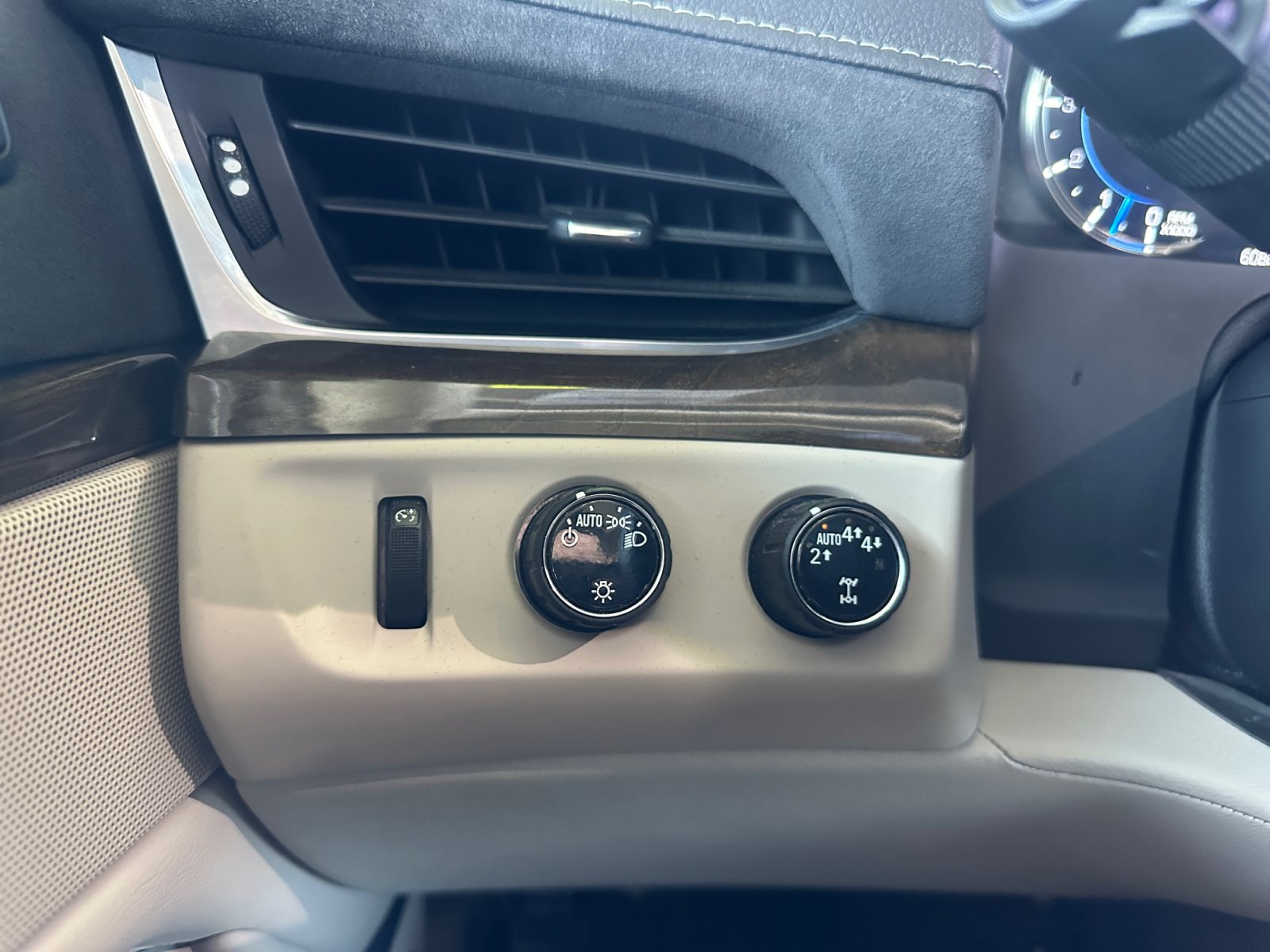 Used 2020 Cadillac Escalade Luxury AWD/4WD image 20