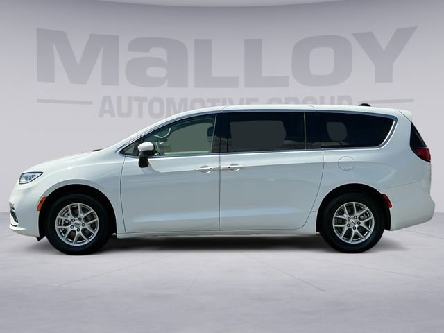 Used 2023 Chrysler Pacifica Touring-L FWD image 2