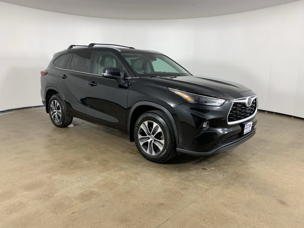 Used 2023 Toyota Highlander XLE AWD/4WD image 5