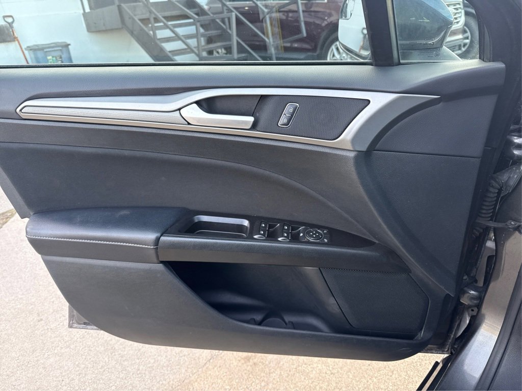 Used 2017 Ford Fusion SE image 25