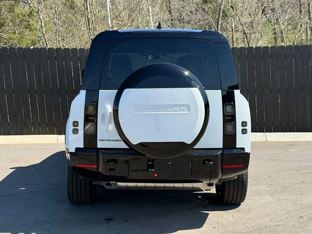 New 2026 Land Rover Defender 130 X-Dynamic SE image 4