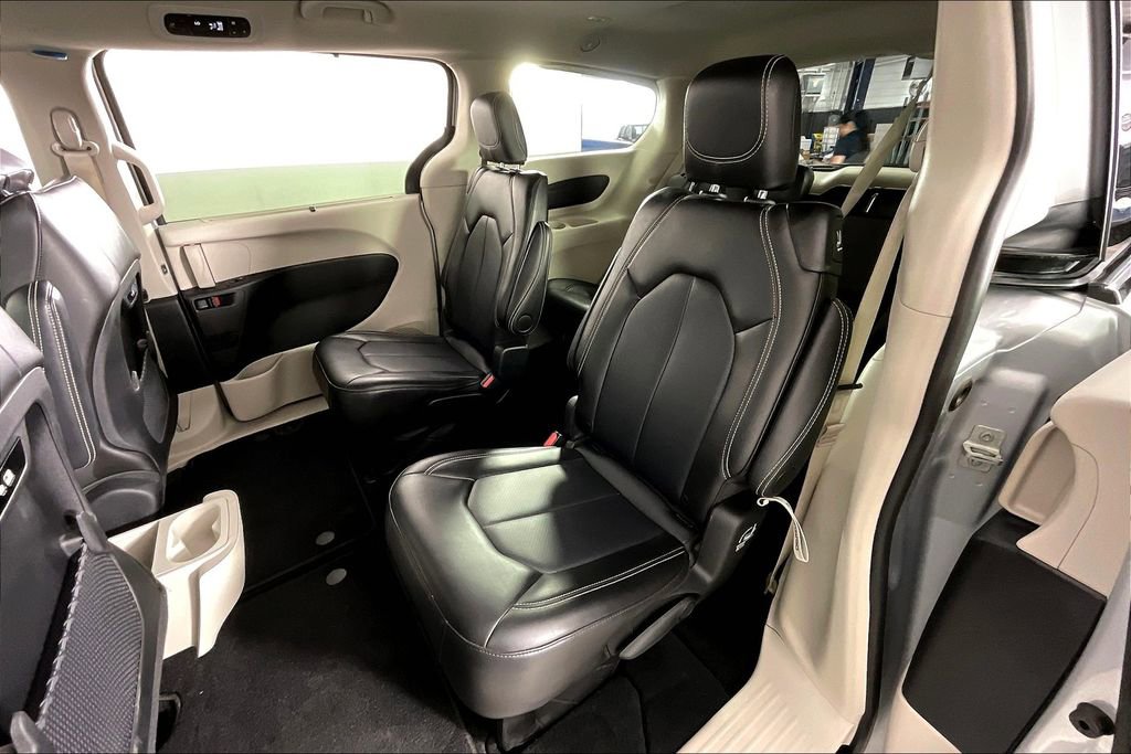 Used 2024 Chrysler Pacifica Touring-L image 36