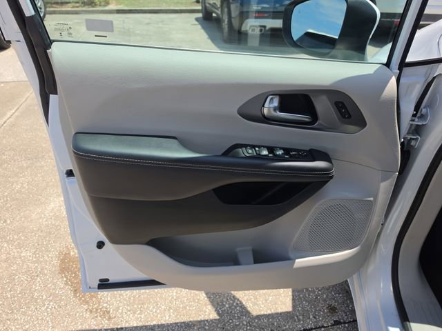 Used 2023 Chrysler Pacifica Touring-L FWD image 17