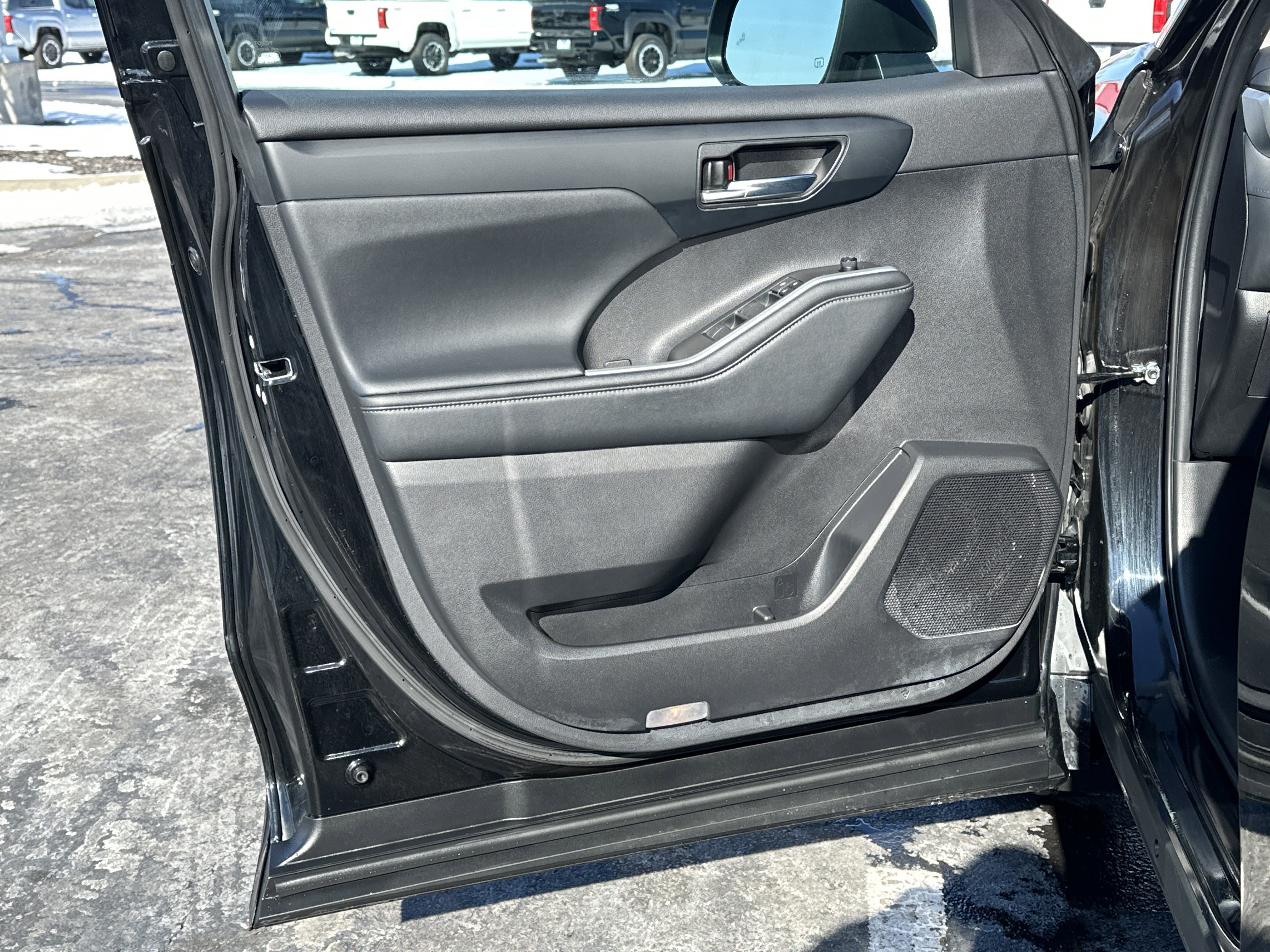 Used 2022 Toyota Highlander XLE image 14