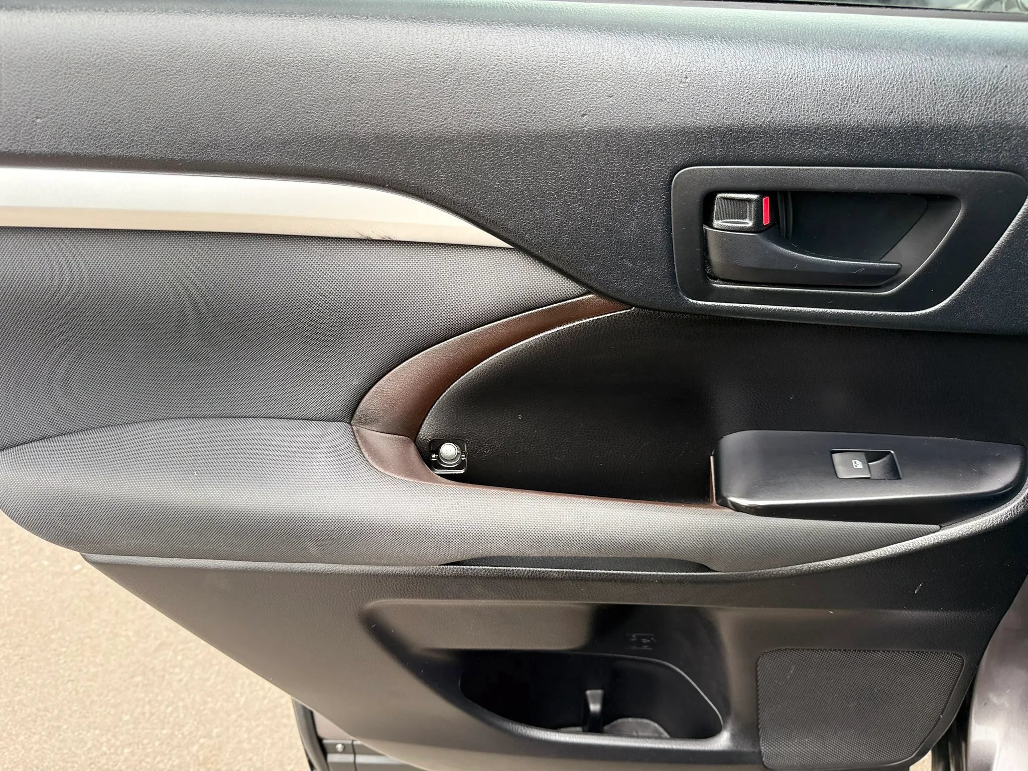 Used 2019 Toyota Highlander LE AWD/4WD image 17