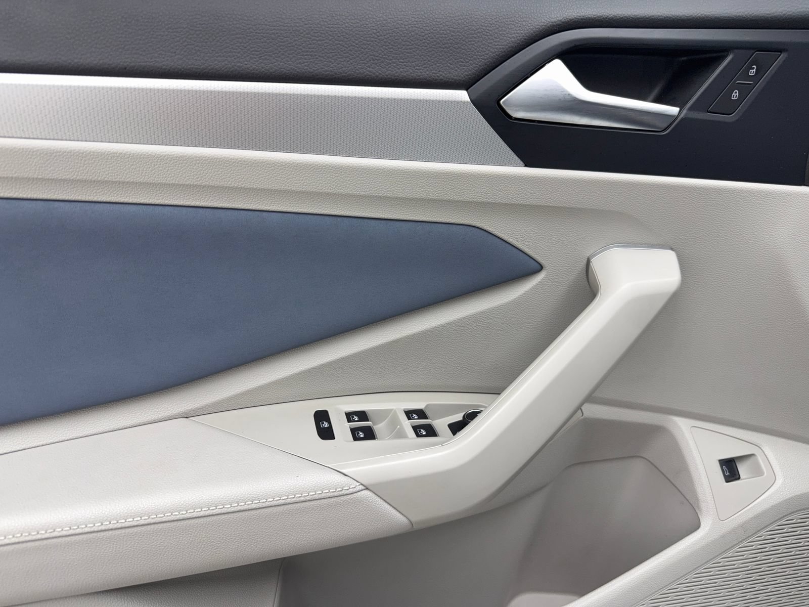 Used 2025 Volkswagen Jetta SE w/ Sunroof Package FWD image 35