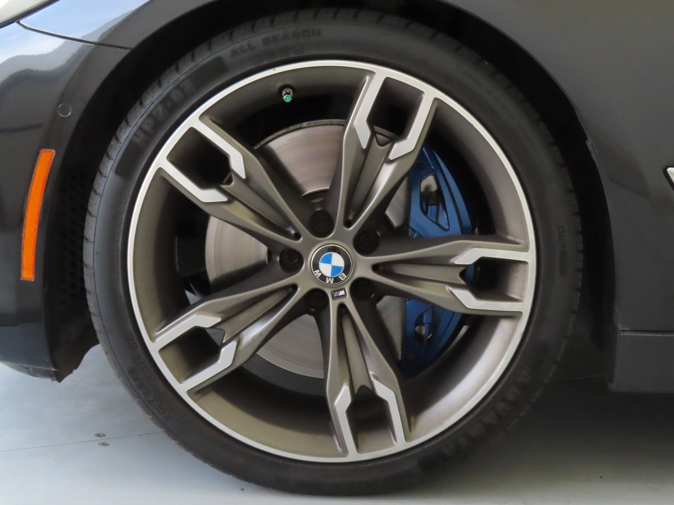 Used 2023 BMW M550i xDrive w/ Dynamic Handling Package image 31