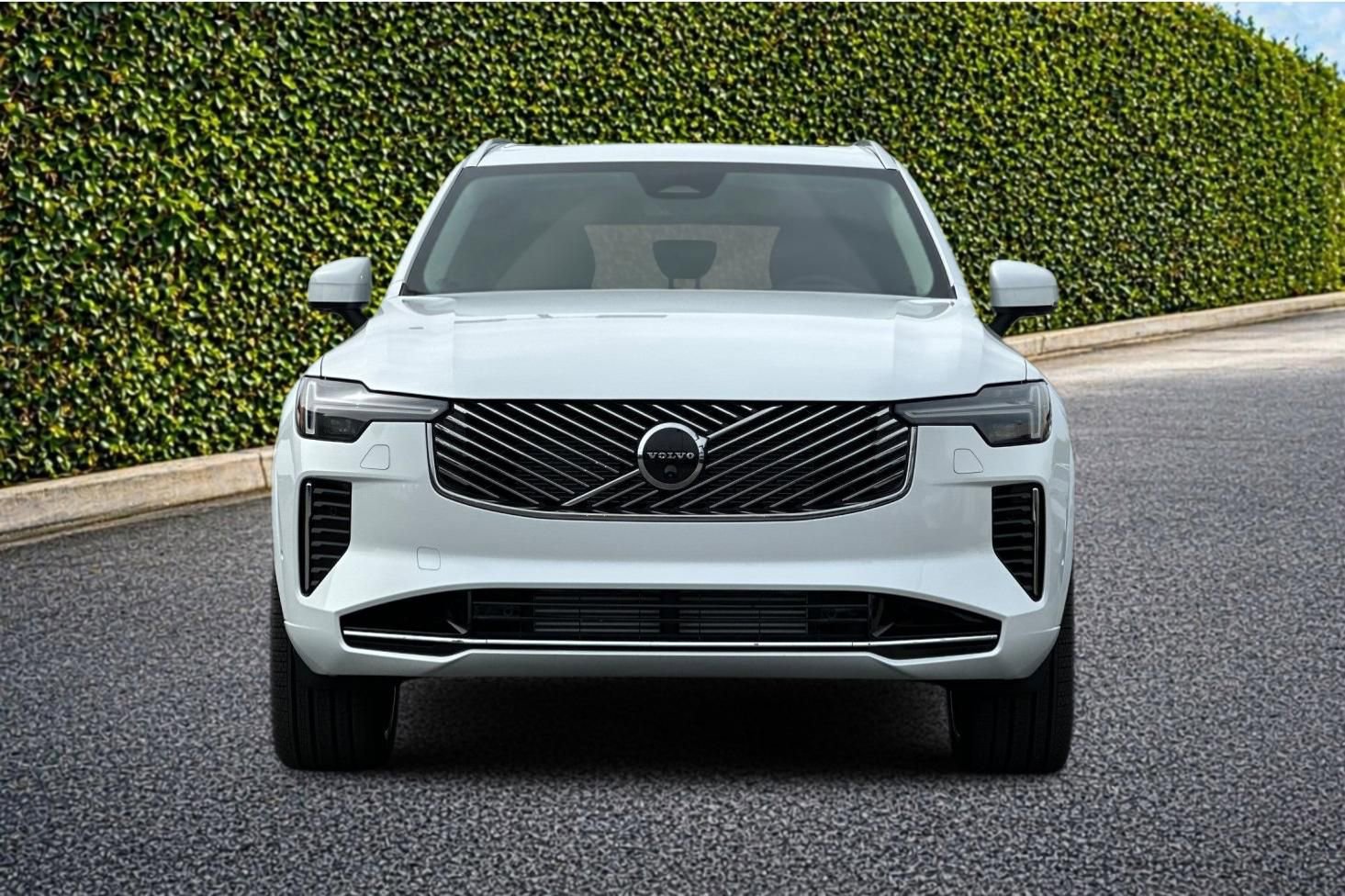 New 2025 Volvo XC90 T8 Plus w/ Protection Package Premier AWD/4WD image 9