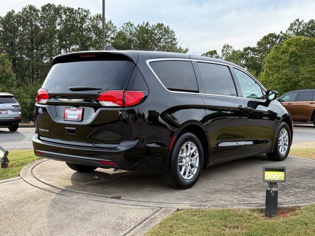 New 2027 Chrysler Pacifica LX FWD image 7