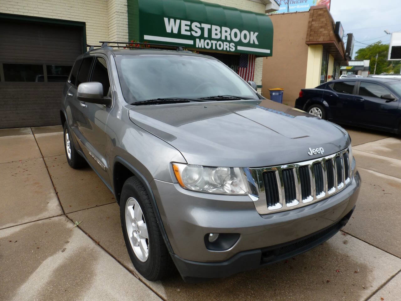 Used 2013 Jeep Grand Cherokee Laredo image 1