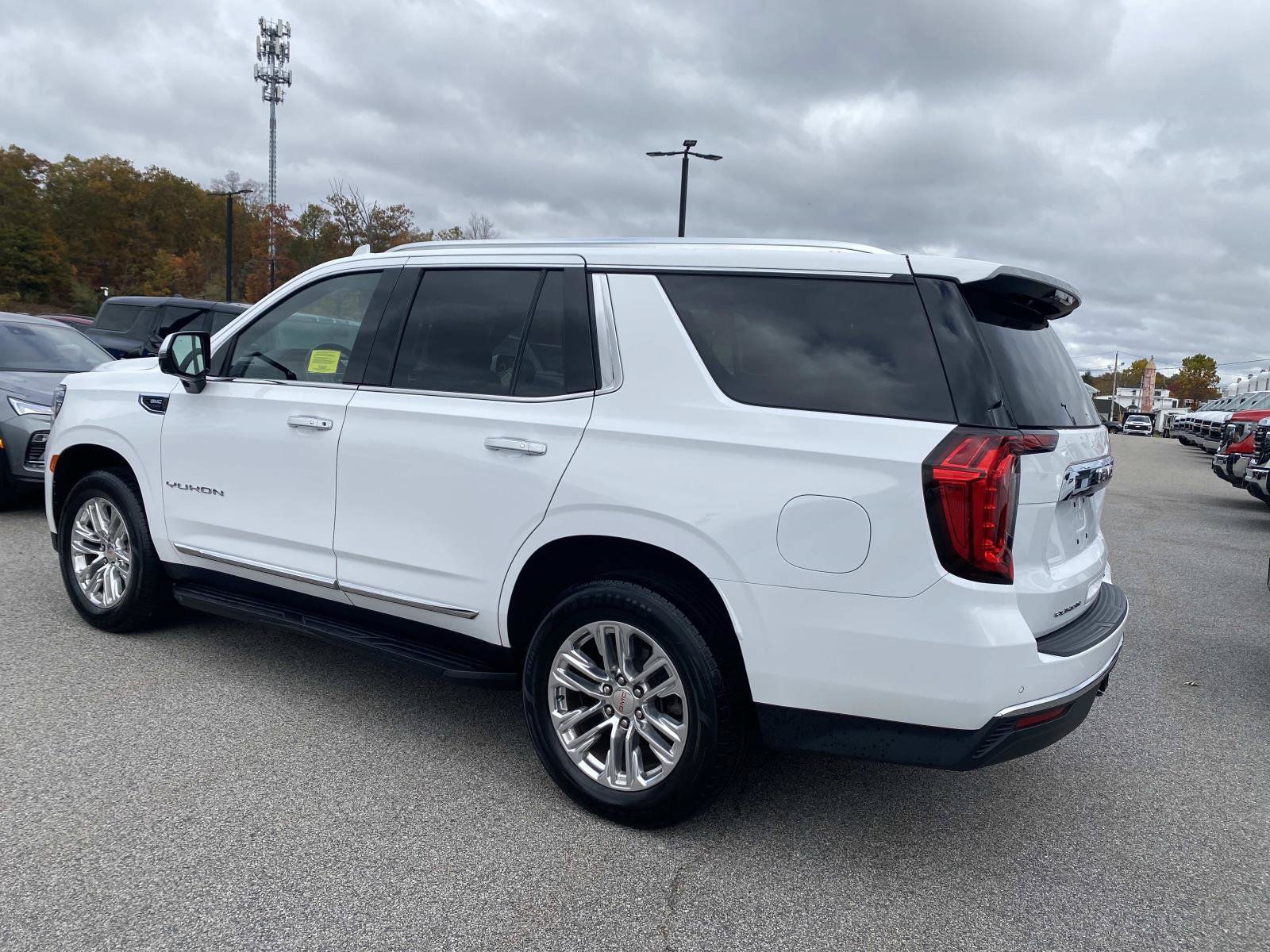 Used 2022 GMC Yukon SLT w/ SLT Premium Package AWD/4WD image 3