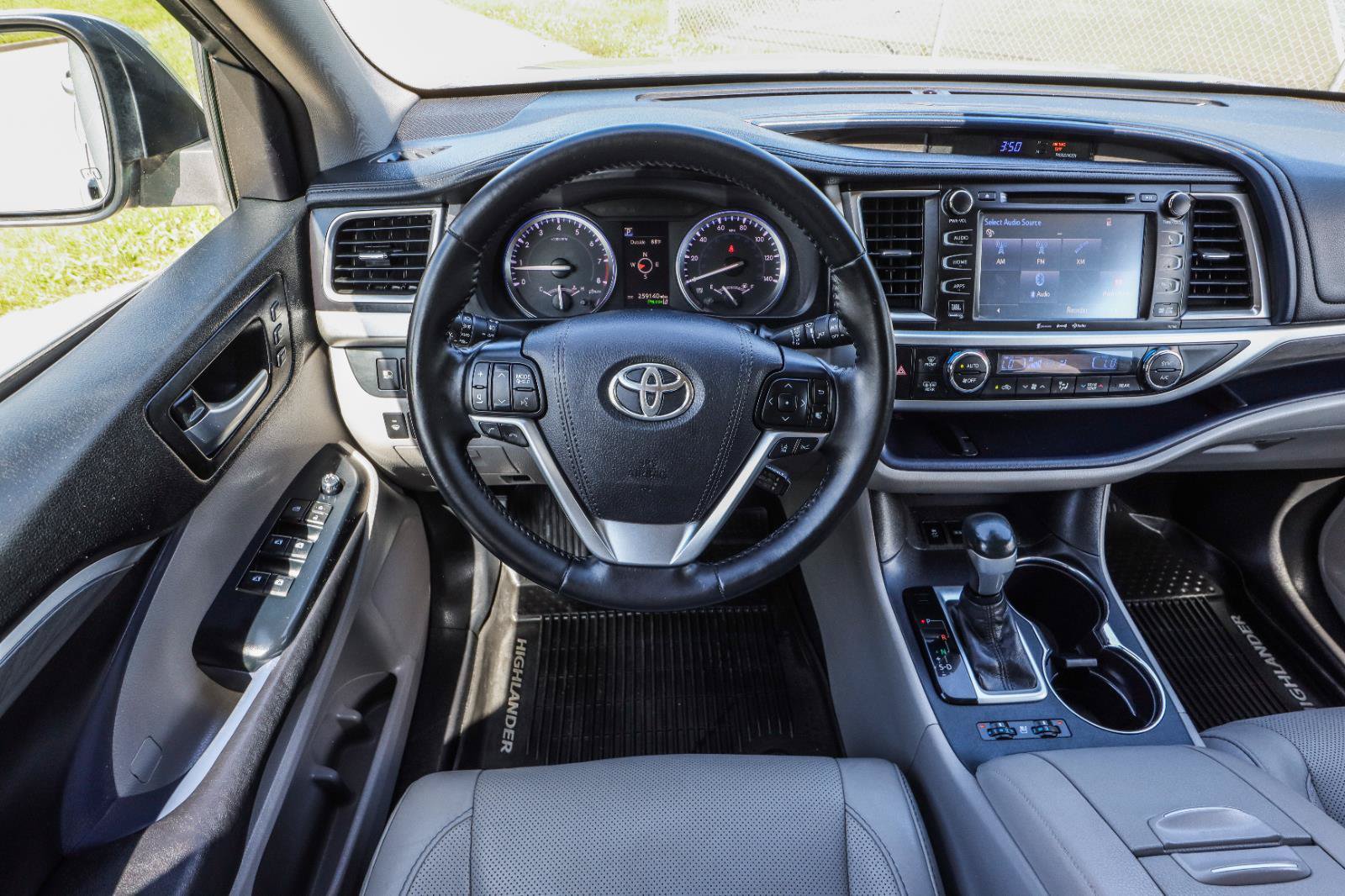 Used 2017 Toyota Highlander Limited AWD/4WD image 29