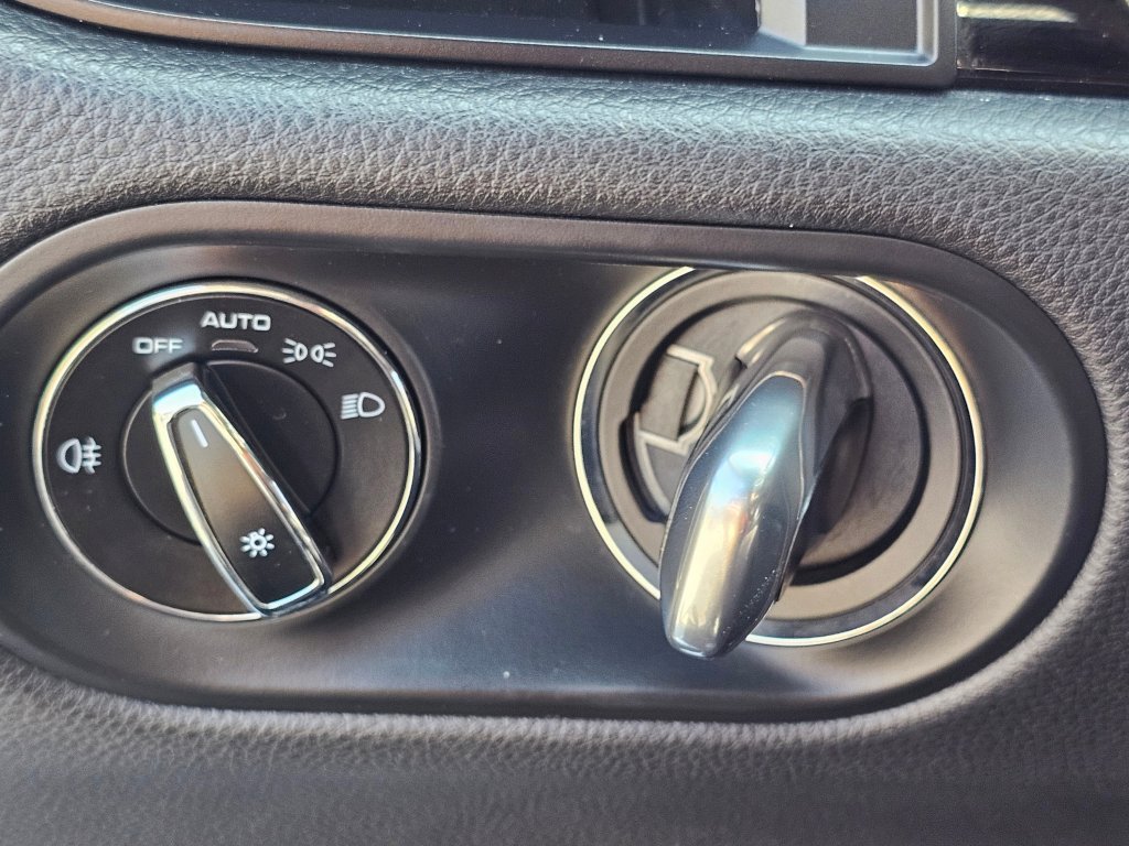 Used 2021 Porsche Macan w/ Premium Package image 8