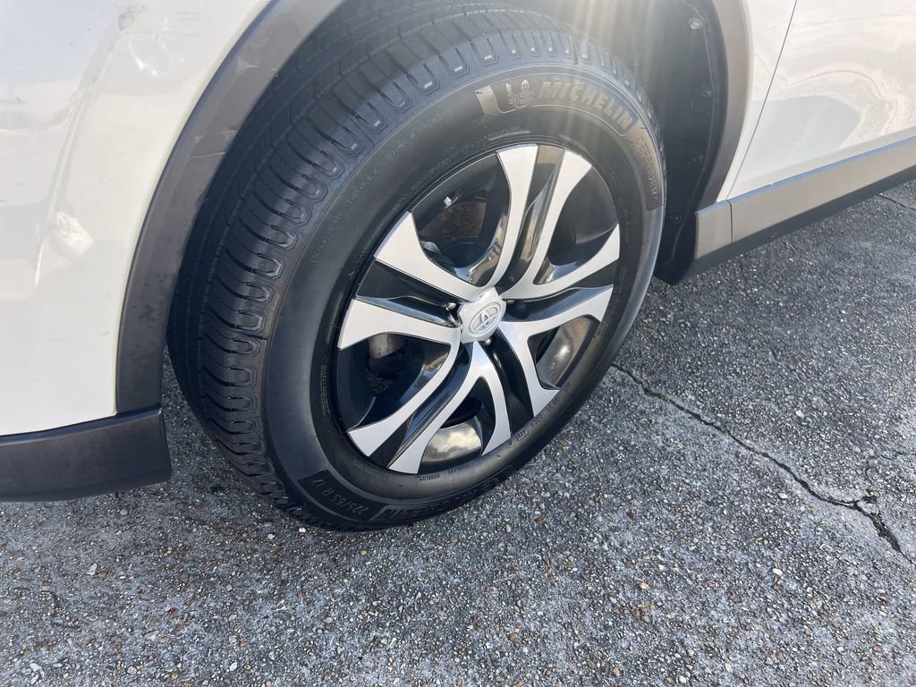 Used 2018 Toyota RAV4 LE image 16