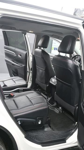 Used 2019 Toyota Highlander SE w/ Nightshade Edition AWD/4WD image 12