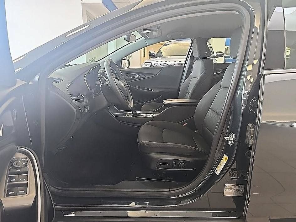 Used 2017 Chevrolet Malibu LT FWD image 12