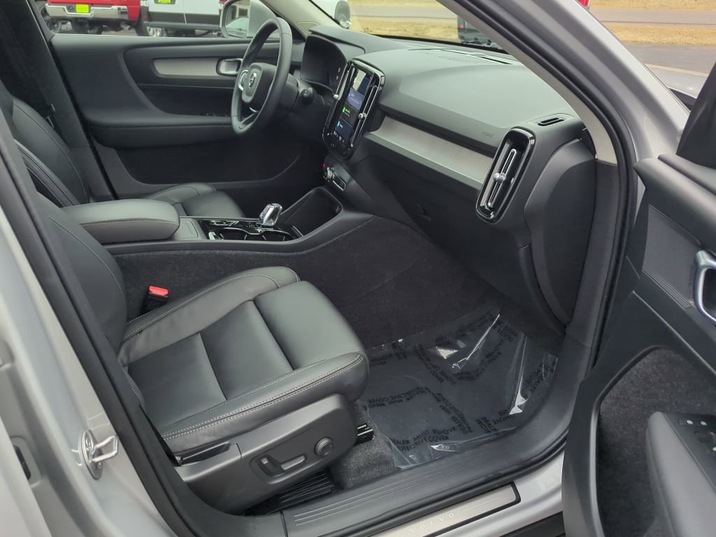 Used 2024 Volvo XC40 B5 Plus image 37