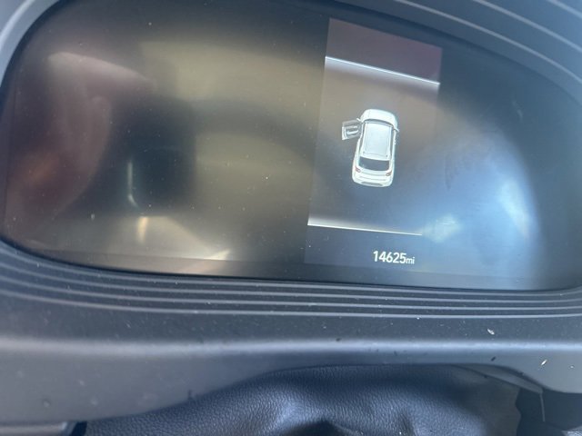 Used 2024 Hyundai Venue SEL image 3