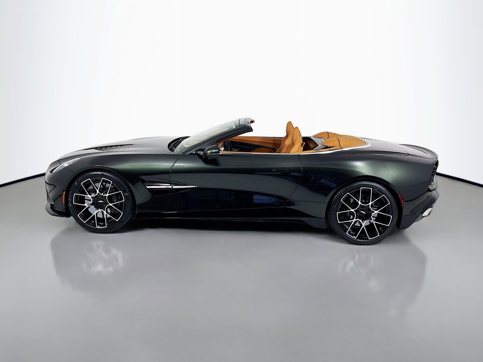 Used 2026 Aston Martin Vanquish Convertible RWD image 4