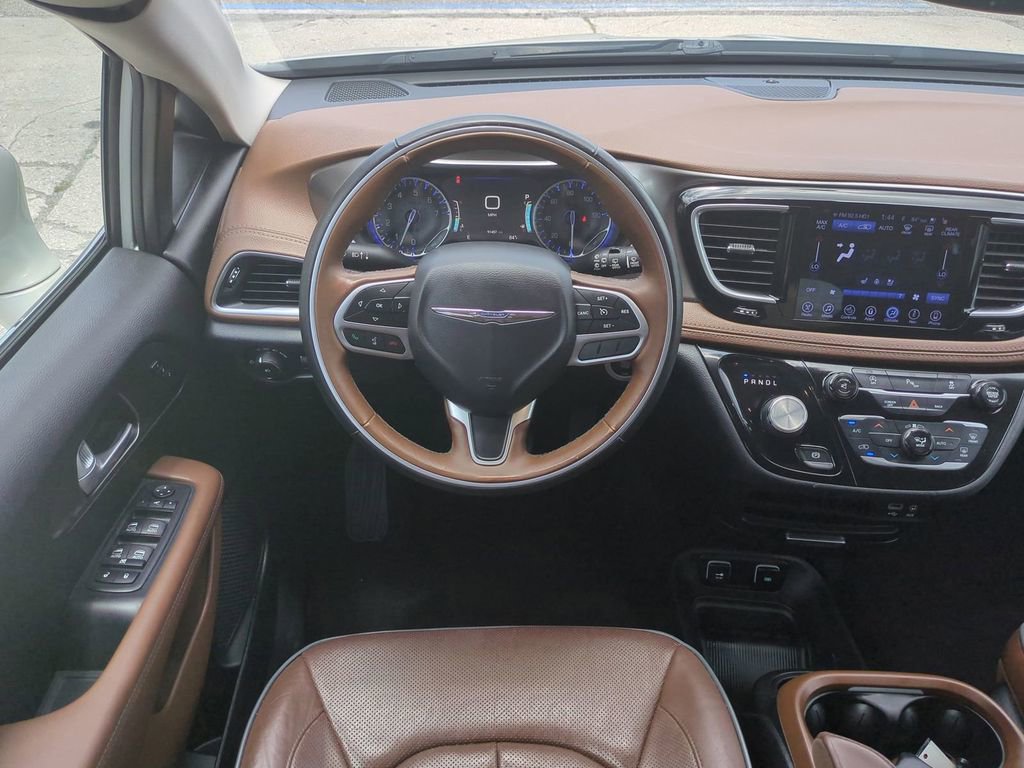 Used 2017 Chrysler Pacifica Limited FWD image 19